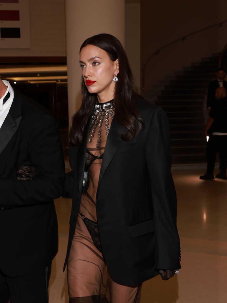 Și-a uitat hainele acasă?! Irina Shayk, aproape dezbrăcată pe covorul roșu la Cannes! Cum a apărut _39