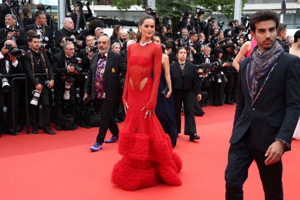 „Cine ți-a ales rochia nu te place prea mult!” Cea mai sexy soție de fotbalist, criticată după apariția de la Cannes! Cum arată rochia din față _21