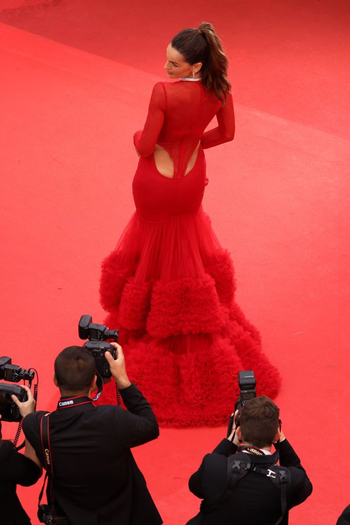 „Cine ți-a ales rochia nu te place prea mult!” Cea mai sexy soție de fotbalist, criticată după apariția de la Cannes! Cum arată rochia din față _23