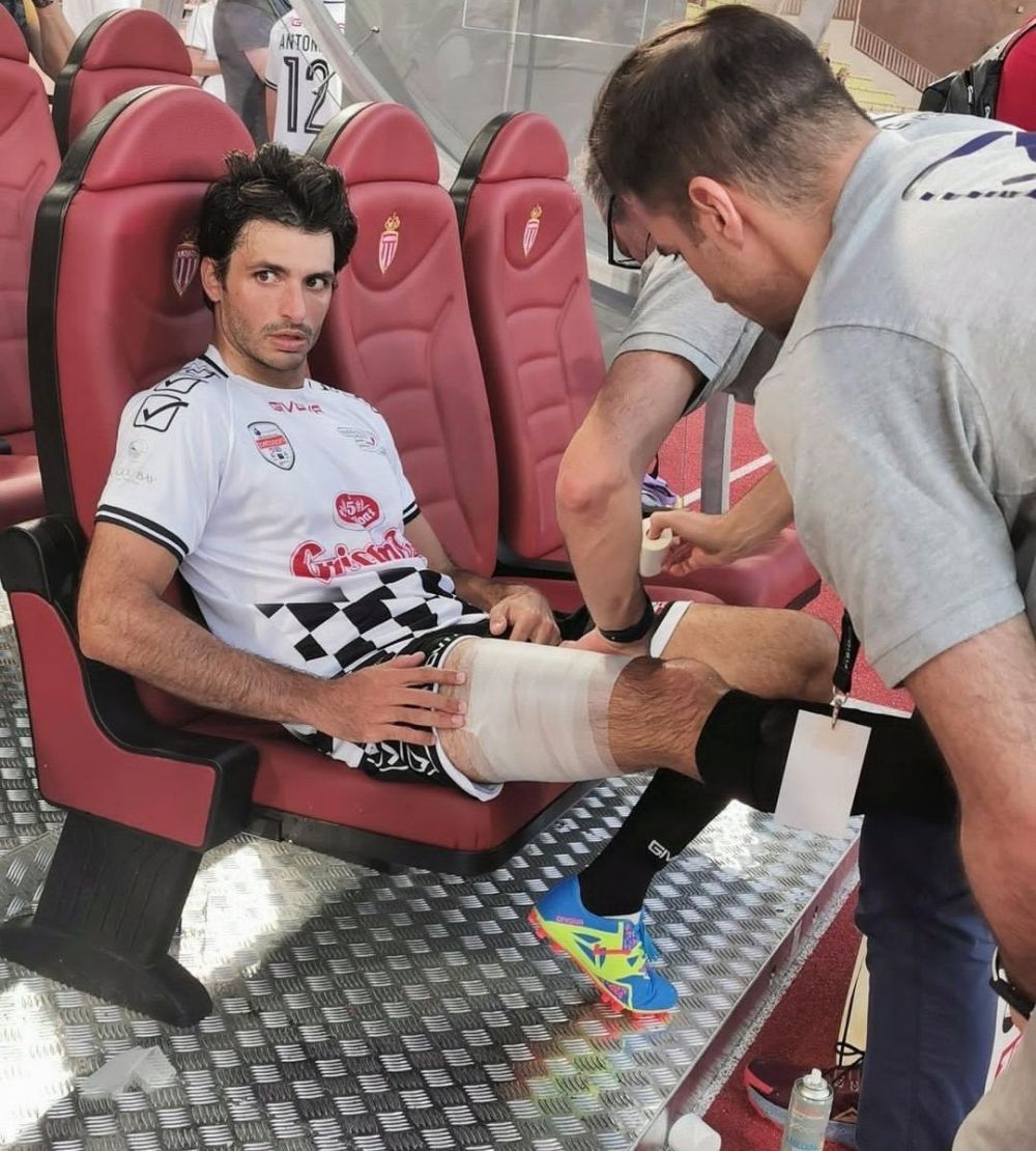 Emoții pentru Ferarri! Carlos Sainz s-a accidentat la un meci caritabil de fotbal chiar înaintea Grad Prix-ului de la Monaco _6