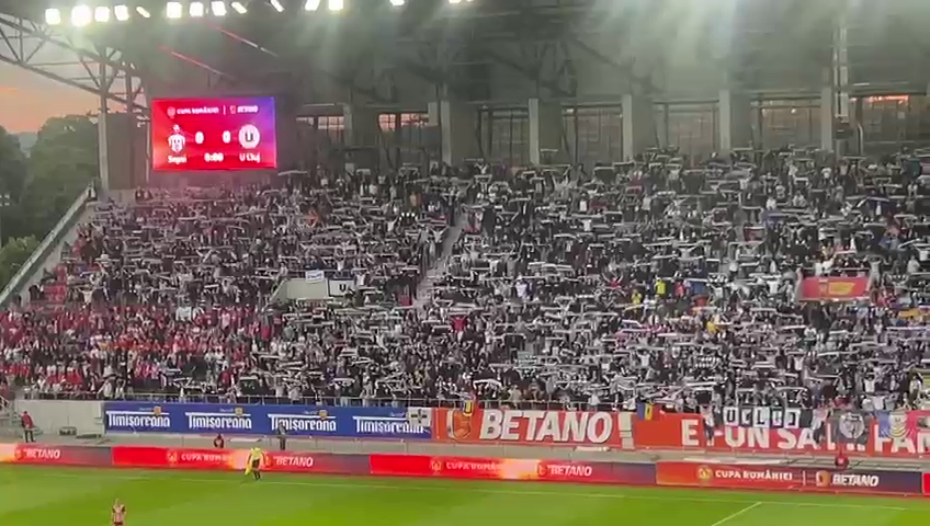 Atmosferă nebună la Sepsi - 'U' Cluj! Stadionul s-a împărțit în trei culori: roșu, alb și negru_1