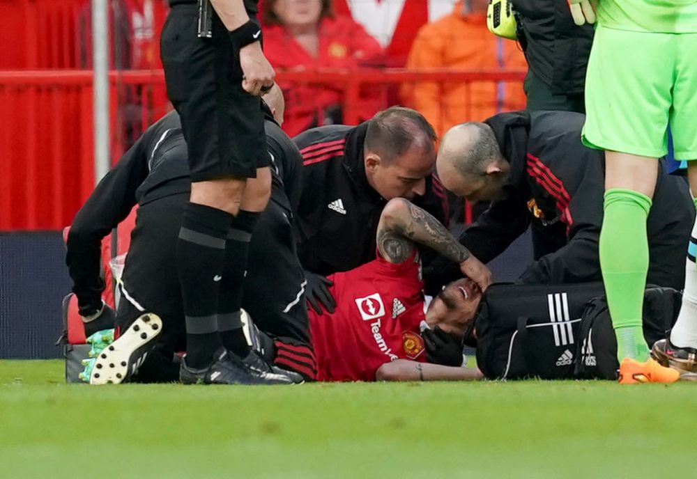 Pierdere importantă pentru Manchester United! Un star al echipei a fost scos pe targă, în lacrimi, în urma unei accidentări teribile_2