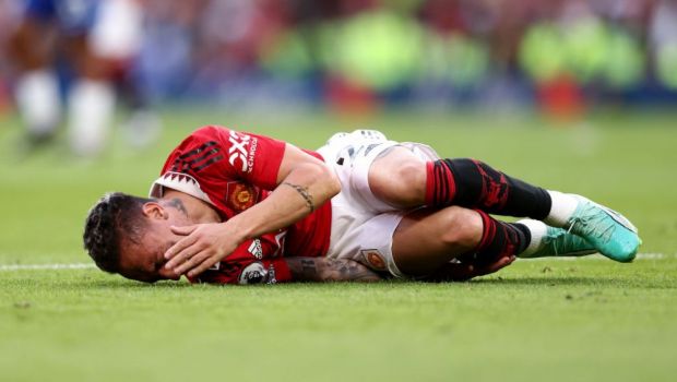 
	Pierdere importantă pentru Manchester United! Un star al echipei a fost scos pe targă, în lacrimi, în urma unei accidentări teribile

