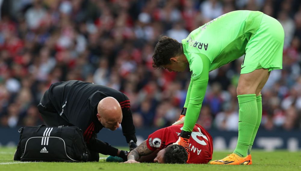 Pierdere importantă pentru Manchester United! Un star al echipei a fost scos pe targă, în lacrimi, în urma unei accidentări teribile_4