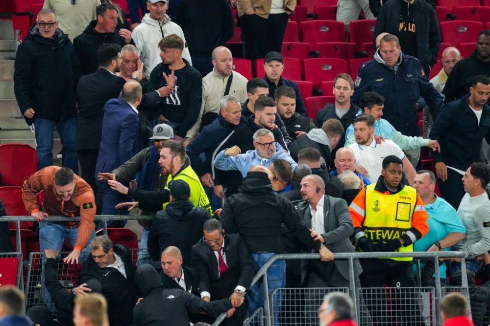 43 de suporteri ai AZ Alkmaar, interzişi pe stadion după incidentele de la meciul cu West Ham_8
