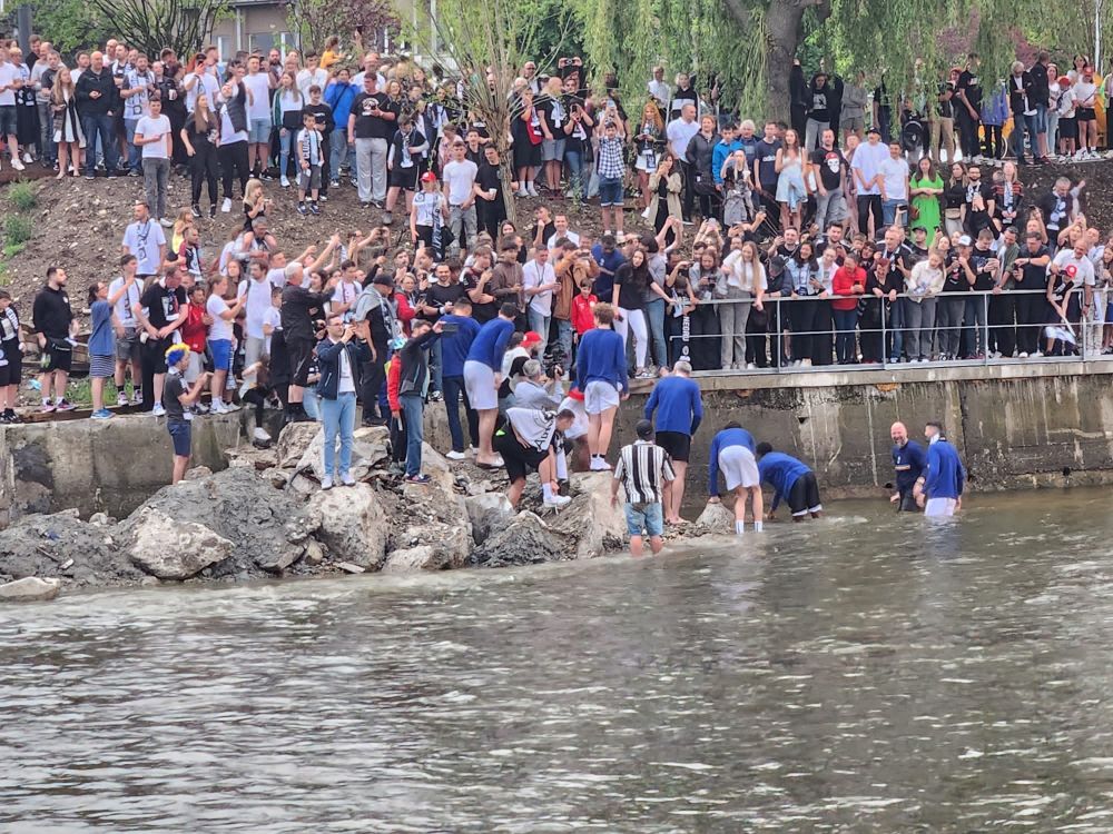 Campionii de la U BT Cluj-Napoca au sărbătorit în Someș! Imagini spectaculoase _2