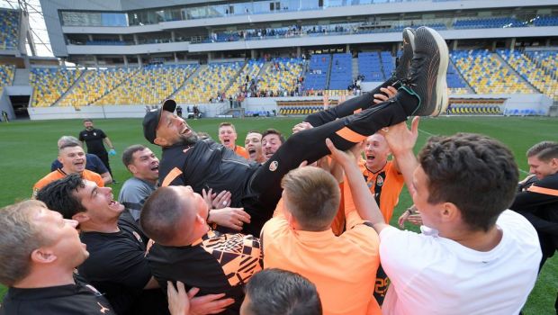 
	Șahtior Donețk e campioana Ucrainei după un meci cu 6 eliminați și merge direct în grupele Champions League! Dezastru la Dinamo Kiev, echipa lui Mircea Lucescu
