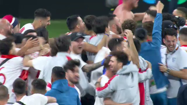 Imaginile bucuriei, după finala Europa League! Sevilla a câștigat grație maestrului Bono, iar fanii au intrat pe teren_12
