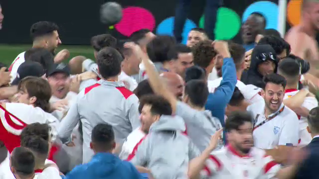 Imaginile bucuriei, după finala Europa League! Sevilla a câștigat grație maestrului Bono, iar fanii au intrat pe teren_14