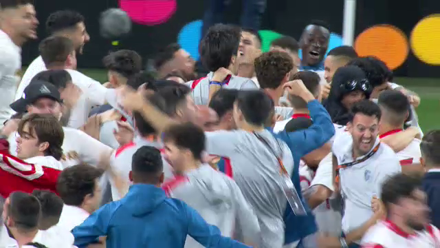 Imaginile bucuriei, după finala Europa League! Sevilla a câștigat grație maestrului Bono, iar fanii au intrat pe teren_15