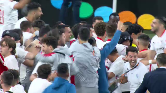 Imaginile bucuriei, după finala Europa League! Sevilla a câștigat grație maestrului Bono, iar fanii au intrat pe teren_16