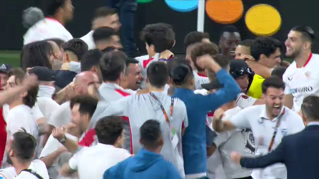 Imaginile bucuriei, după finala Europa League! Sevilla a câștigat grație maestrului Bono, iar fanii au intrat pe teren_17