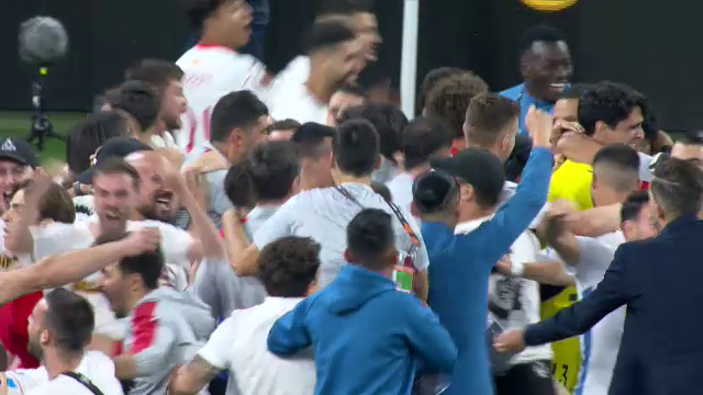 Imaginile bucuriei, după finala Europa League! Sevilla a câștigat grație maestrului Bono, iar fanii au intrat pe teren_18
