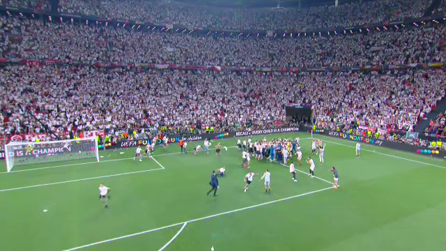 Imaginile bucuriei, după finala Europa League! Sevilla a câștigat grație maestrului Bono, iar fanii au intrat pe teren_22