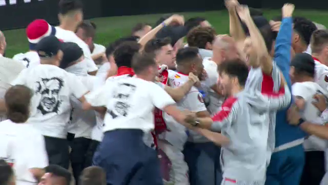 Imaginile bucuriei, după finala Europa League! Sevilla a câștigat grație maestrului Bono, iar fanii au intrat pe teren_4