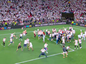 
	Imaginile bucuriei, după finala Europa League! Sevilla a câștigat grație maestrului Bono, iar fanii au intrat pe teren
