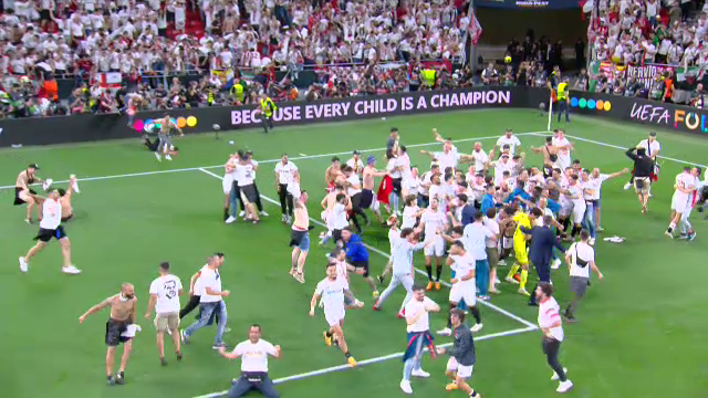 Imaginile bucuriei, după finala Europa League! Sevilla a câștigat grație maestrului Bono, iar fanii au intrat pe teren_40