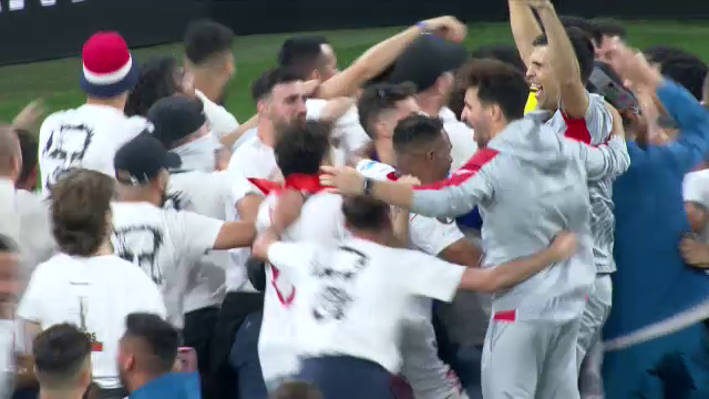 Imaginile bucuriei, după finala Europa League! Sevilla a câștigat grație maestrului Bono, iar fanii au intrat pe teren_5