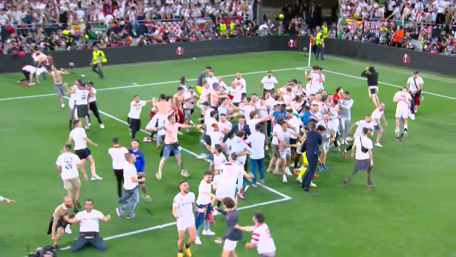 Imaginile bucuriei, după finala Europa League! Sevilla a câștigat grație maestrului Bono, iar fanii au intrat pe teren_43