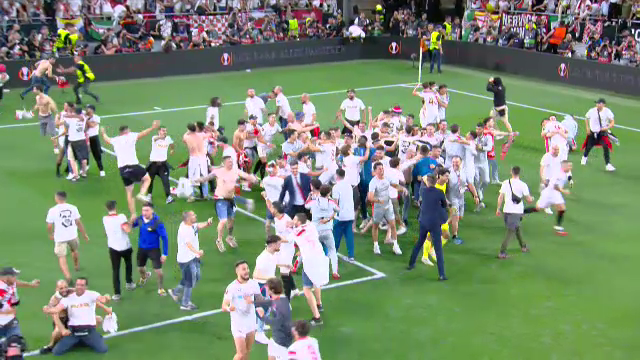 Imaginile bucuriei, după finala Europa League! Sevilla a câștigat grație maestrului Bono, iar fanii au intrat pe teren_44