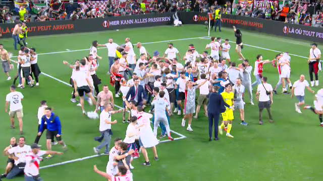 Imaginile bucuriei, după finala Europa League! Sevilla a câștigat grație maestrului Bono, iar fanii au intrat pe teren_45