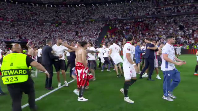 Imaginile bucuriei, după finala Europa League! Sevilla a câștigat grație maestrului Bono, iar fanii au intrat pe teren_46