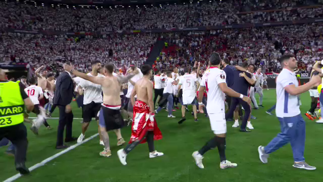 Imaginile bucuriei, după finala Europa League! Sevilla a câștigat grație maestrului Bono, iar fanii au intrat pe teren_47