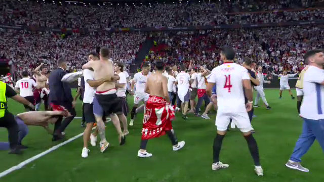 Imaginile bucuriei, după finala Europa League! Sevilla a câștigat grație maestrului Bono, iar fanii au intrat pe teren_48