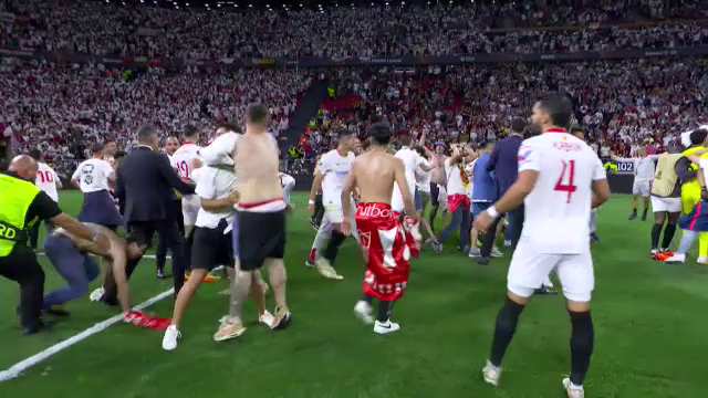Imaginile bucuriei, după finala Europa League! Sevilla a câștigat grație maestrului Bono, iar fanii au intrat pe teren_49