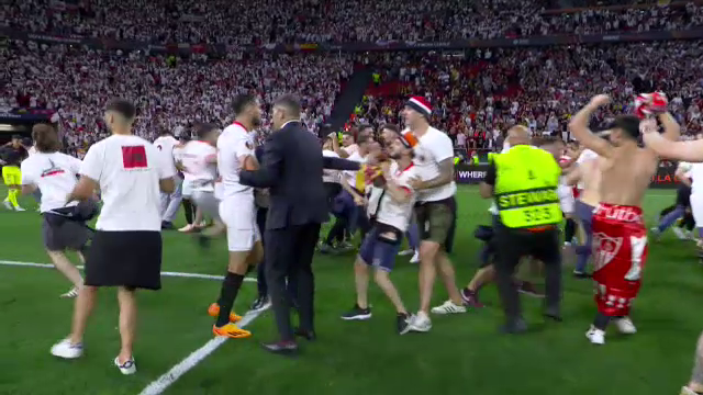 Imaginile bucuriei, după finala Europa League! Sevilla a câștigat grație maestrului Bono, iar fanii au intrat pe teren_50