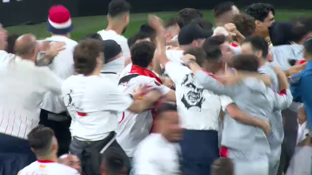 Imaginile bucuriei, după finala Europa League! Sevilla a câștigat grație maestrului Bono, iar fanii au intrat pe teren_6