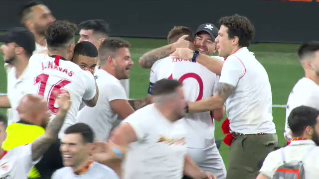 Imaginile bucuriei, după finala Europa League! Sevilla a câștigat grație maestrului Bono, iar fanii au intrat pe teren_51