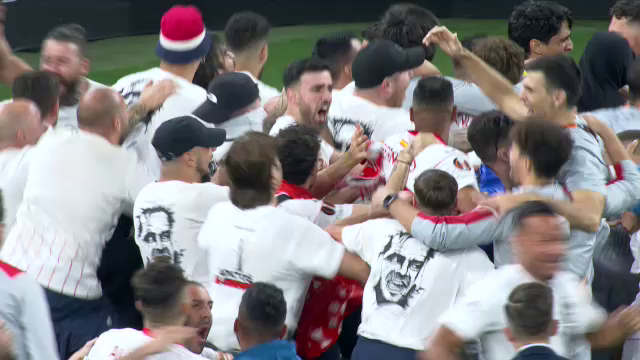 Imaginile bucuriei, după finala Europa League! Sevilla a câștigat grație maestrului Bono, iar fanii au intrat pe teren_7