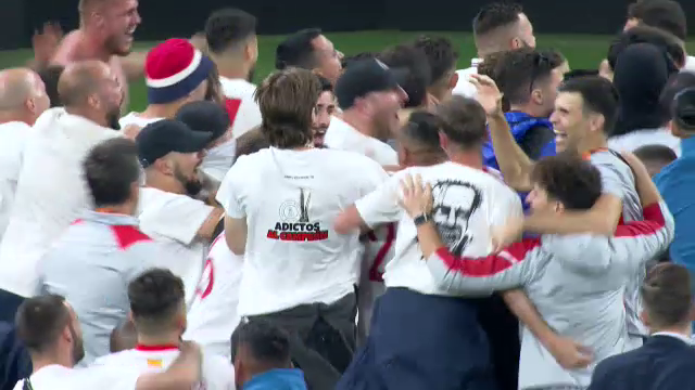 Imaginile bucuriei, după finala Europa League! Sevilla a câștigat grație maestrului Bono, iar fanii au intrat pe teren_8