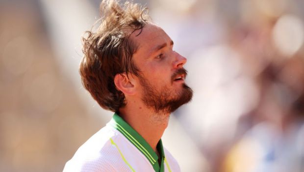 
	Eliminat în primul tur, Daniil Medvedev acuză Roland Garros că i-ar favoriza pe Alcaraz și Tsitsipas
