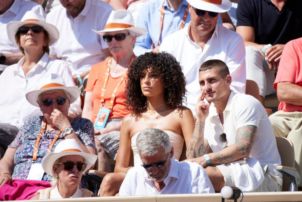 Nu s-a uitat nimeni la el! Superstarul lui PSG, eclipsat de soția model la meciul lui Novak Djokovic de la Roland Garros _64