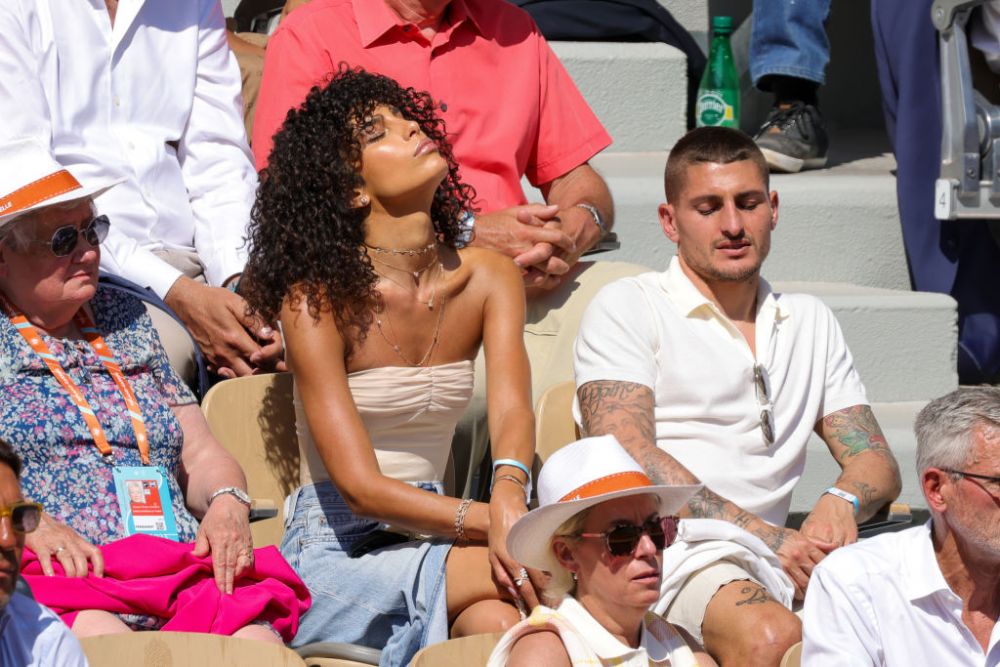 Nu s-a uitat nimeni la el! Superstarul lui PSG, eclipsat de soția model la meciul lui Novak Djokovic de la Roland Garros _69