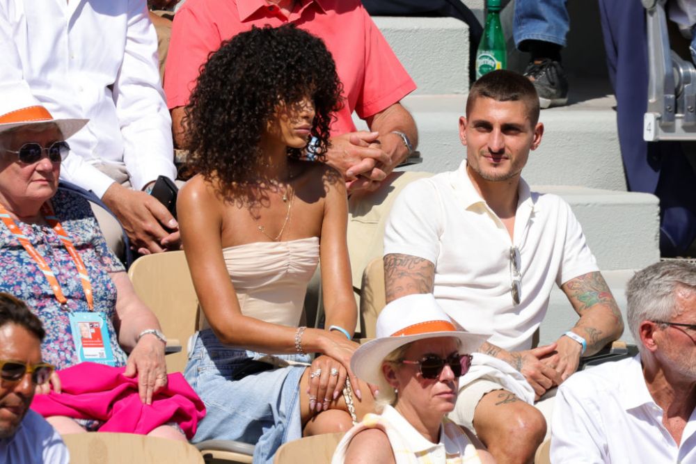 Nu s-a uitat nimeni la el! Superstarul lui PSG, eclipsat de soția model la meciul lui Novak Djokovic de la Roland Garros _71