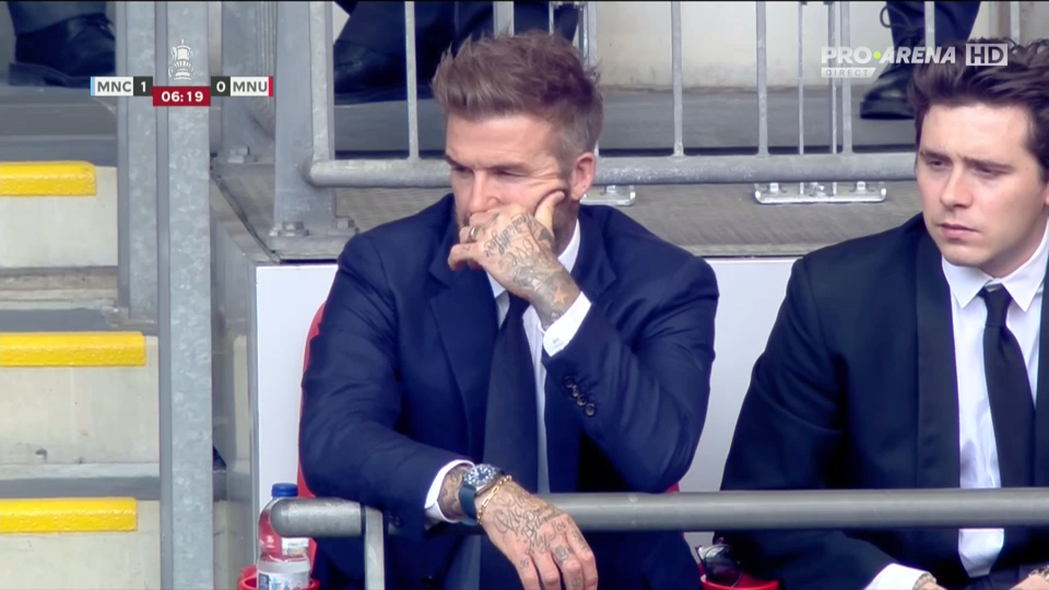 Unul mai distrus ca celălalt! Reacțiile lui David Beckham și Sir Alex Ferguson după golul marcat de City în secunda 13_1