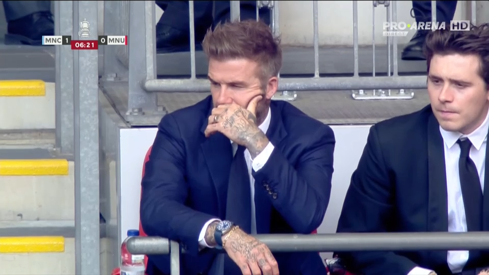 Unul mai distrus ca celălalt! Reacțiile lui David Beckham și Sir Alex Ferguson după golul marcat de City în secunda 13_2