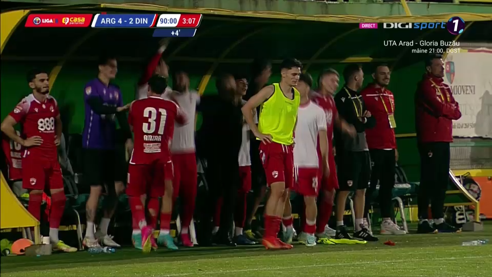 Bucurie fără margini la Mioveni! Fanii lui Dinamo au invadat terenul, imediat după fluierul final al meciului cu FC Argeș_1