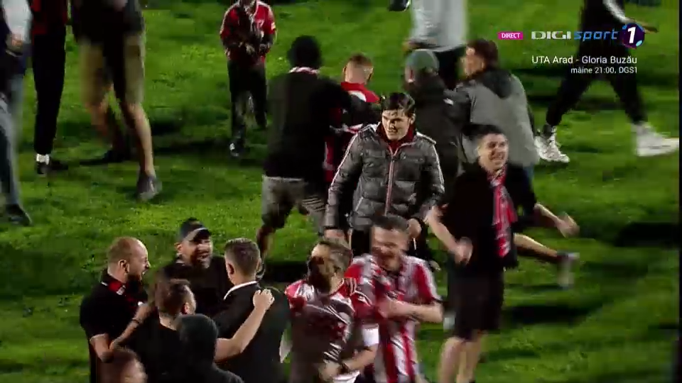 Bucurie fără margini la Mioveni! Fanii lui Dinamo au invadat terenul, imediat după fluierul final al meciului cu FC Argeș_11