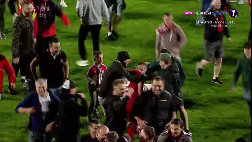 Bucurie fără margini la Mioveni! Fanii lui Dinamo au invadat terenul, imediat după fluierul final al meciului cu FC Argeș_12