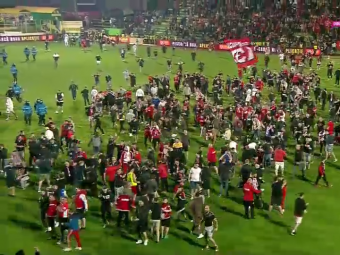 
	Bucurie fără margini la Mioveni! Fanii lui Dinamo au invadat terenul, imediat după fluierul final al meciului cu FC Argeș
