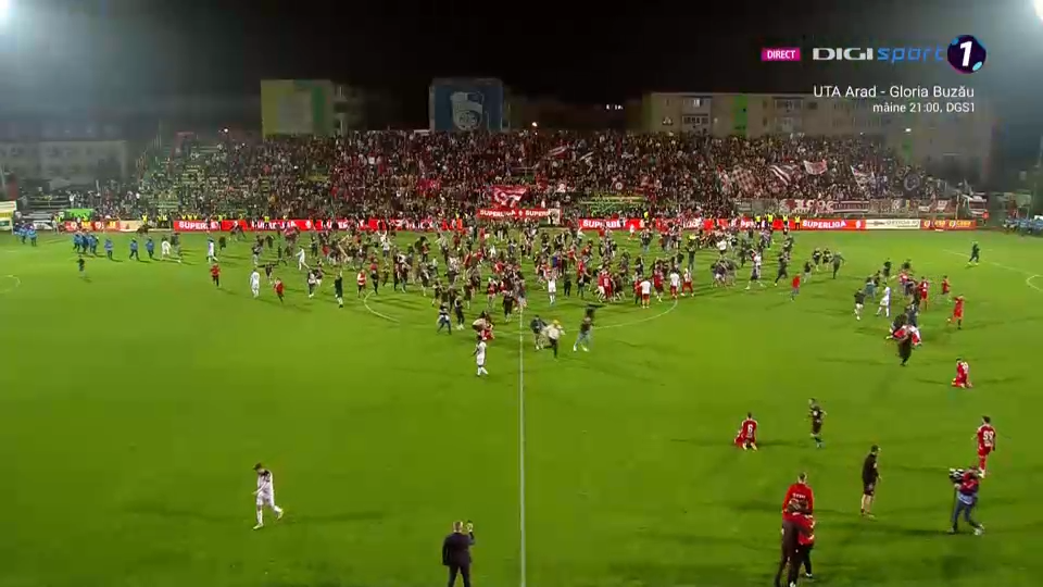 Bucurie fără margini la Mioveni! Fanii lui Dinamo au invadat terenul, imediat după fluierul final al meciului cu FC Argeș_3
