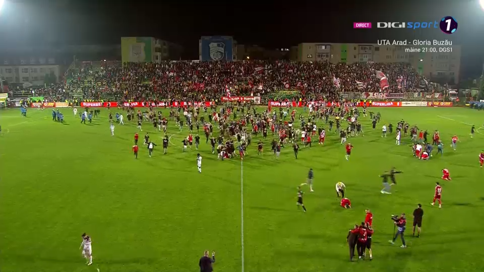 Bucurie fără margini la Mioveni! Fanii lui Dinamo au invadat terenul, imediat după fluierul final al meciului cu FC Argeș_4