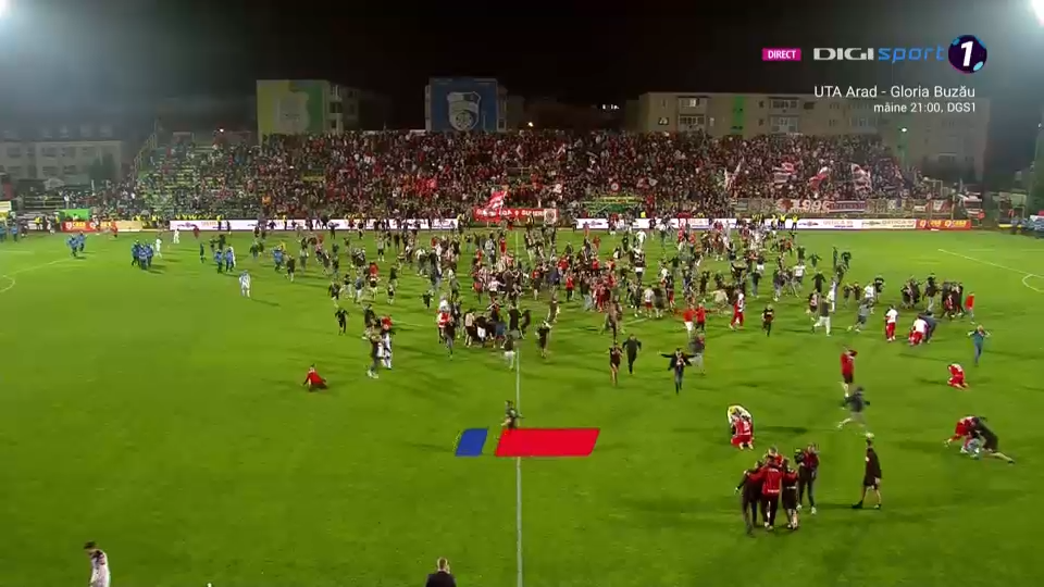 Bucurie fără margini la Mioveni! Fanii lui Dinamo au invadat terenul, imediat după fluierul final al meciului cu FC Argeș_5