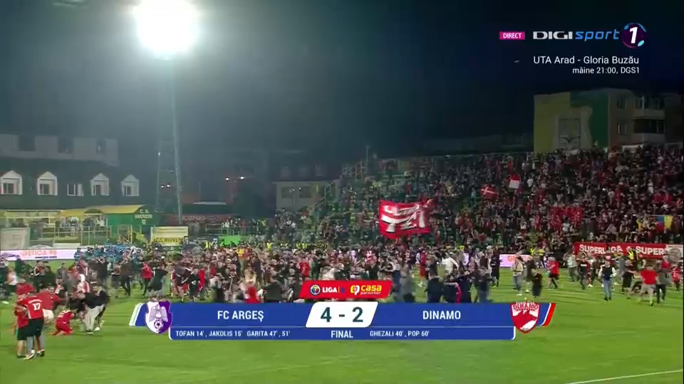 Bucurie fără margini la Mioveni! Fanii lui Dinamo au invadat terenul, imediat după fluierul final al meciului cu FC Argeș_6