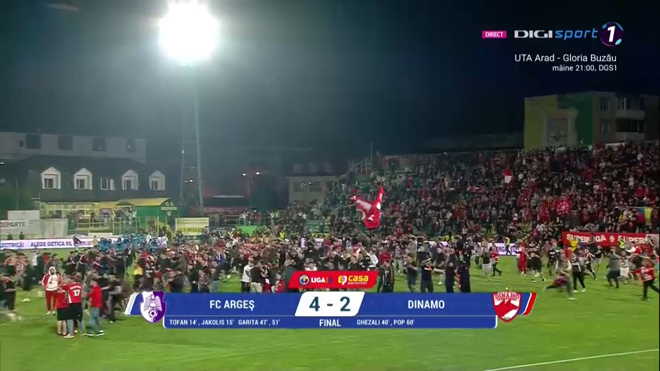 Bucurie fără margini la Mioveni! Fanii lui Dinamo au invadat terenul, imediat după fluierul final al meciului cu FC Argeș_7