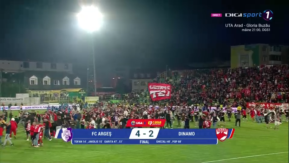 Bucurie fără margini la Mioveni! Fanii lui Dinamo au invadat terenul, imediat după fluierul final al meciului cu FC Argeș_8